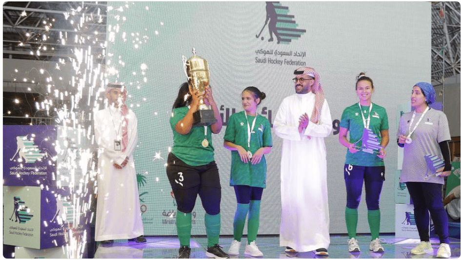 فريق نجوم الرياض يتوج بالبطولة النسائية الأولى بالهوكي