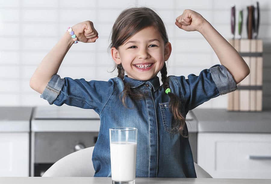 فوائد تناول الطفل الحليب قبل النوم وأهم أضراره