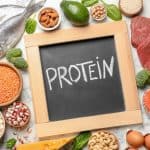 هل البروتين وسيلة للسيطرة على السكر؟ .. «استشاري» يوضح