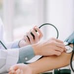 هل نوبات ارتفاع ضغط الدم الشديد تحدث لمن لا يعانونه؟.. «استشاري» يجيب