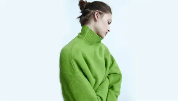البلوفر الأخضر العشبي يشهد رواجاً كبيراً في موضة خريف وشتاء 2023/2024