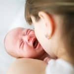 في بعض الأحيان يرفض الطفل الرضيع الثدي مع البكاء والصراخ الشديد