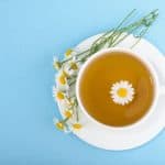 فوائد شاي البابونج الذهبية وآثاره الجانبية.. احترسي من هذه الأمور