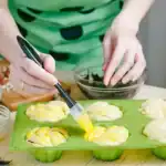 قبل أول استعمال يلزم تسخين قوالب السيليكون