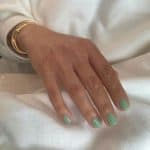 ألوان طلاء الأظافر القوية تُعيد لبشرة اليد الشاحبة حيويتها ورونقها