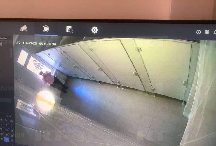 كاميرات مراقبة بمراحيض فتيات