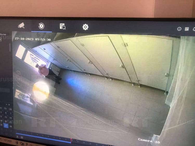 كاميرات مراقبة بمراحيض فتيات