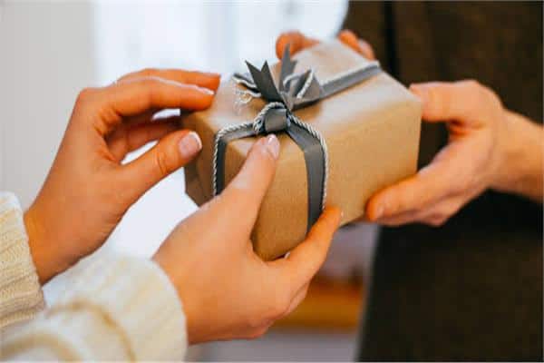 إتيكيت تقديم الهدايا