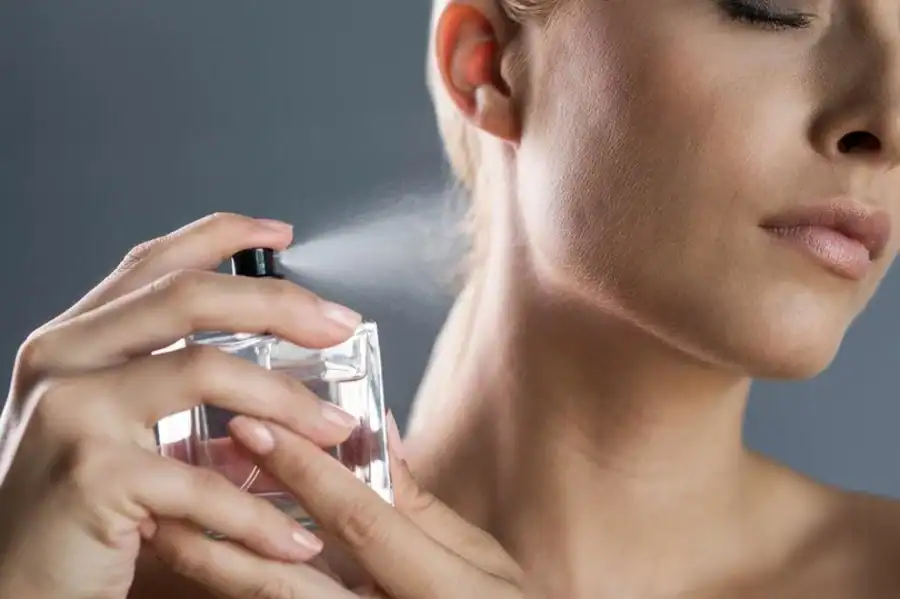 عطور برائحة القرنفل من أفخم ماركات العطور العالمية