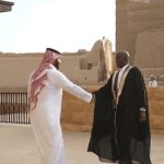 رئيس ترينيداد وتوباغو بـ «البشت السعودي» خلال قمة الكاريبي (فيديو)