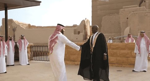 رئيس ترينيداد وتوباغو بـ «البشت السعودي» خلال قمة الكاريبي (فيديو)
