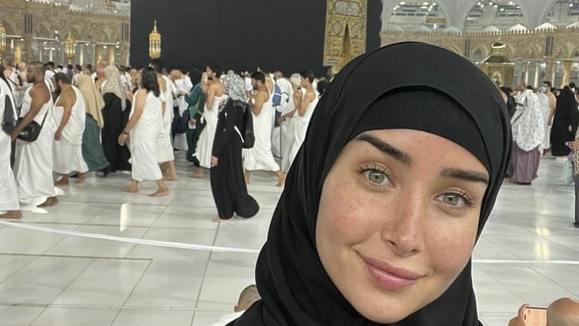 هنا الزاهد تؤدي مناسك العمرة بعد انفصالها : «مُمتنة لربنا»