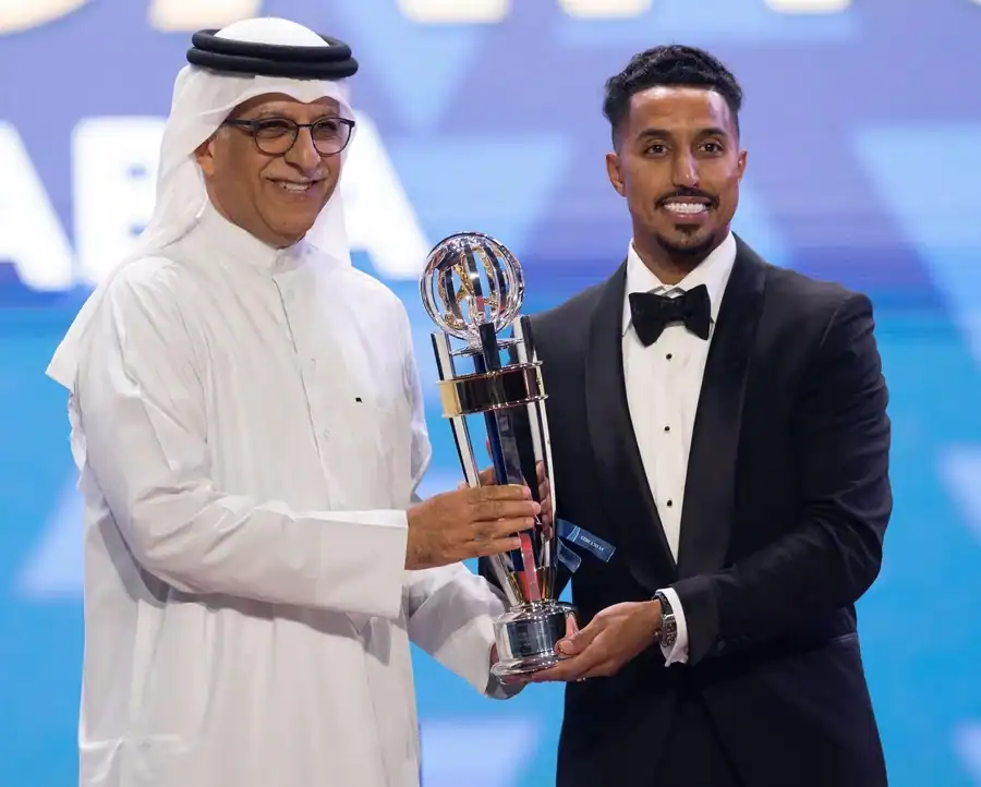 اللاعب السعودي سالم الدوسري يتوج بجائزة أفضل لاعب في آسيا 2022
