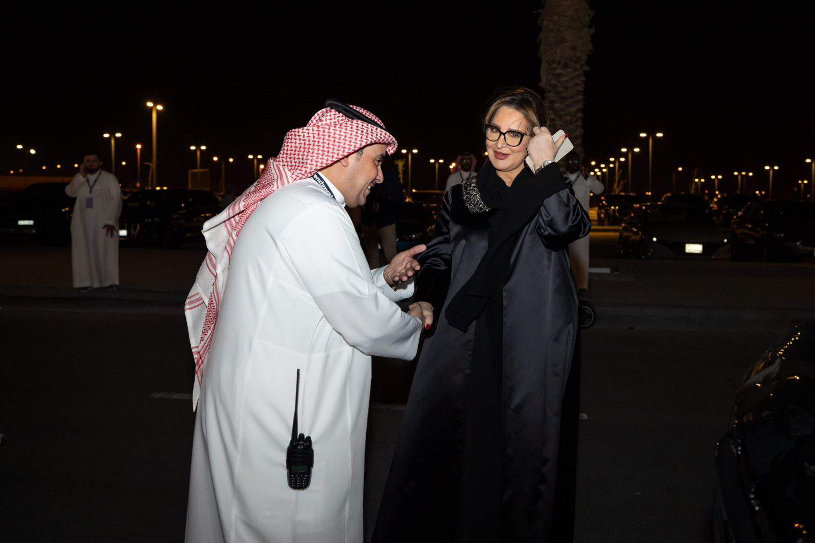 للمرة الأولى.. عزيزة جلال تستمع إلى «مستنياك» بصوت نانسي عجرم «لايف»