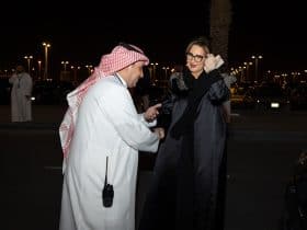 للمرة الأولى.. عزيزة جلال تستمع إلى «مستنياك» بصوت نانسي عجرم «لايف»