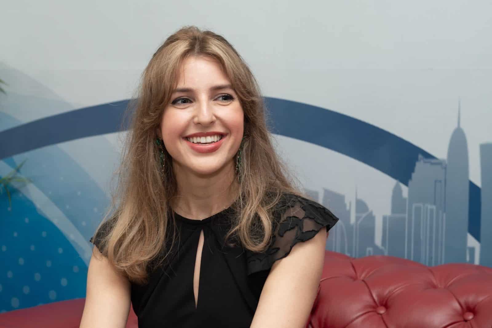 متأثرة بالمنشاوي.. مغنية أمريكية ترتل القرآن بصوت تقشعر له الأبدان