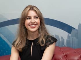 متأثرة بالمنشاوي.. مغنية أمريكية ترتل القرآن بصوت تقشعر له الأبدان