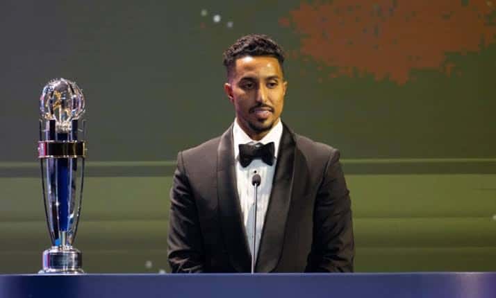 اللاعب السعودي سالم الدوسري يتوج بجائزة أفضل لاعب في آسيا 2022