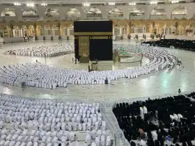 أماكن لا يجوز الصلاة فيها بالحرمين.. «الحج والعمرة» توضح