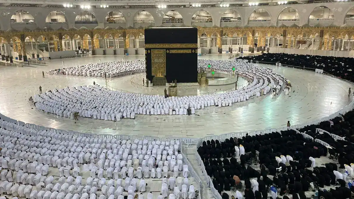 أماكن لا يجوز الصلاة فيها بالحرمين.. «الحج والعمرة» توضح