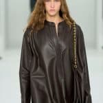 الجلد يكتسي بالبني الداكن