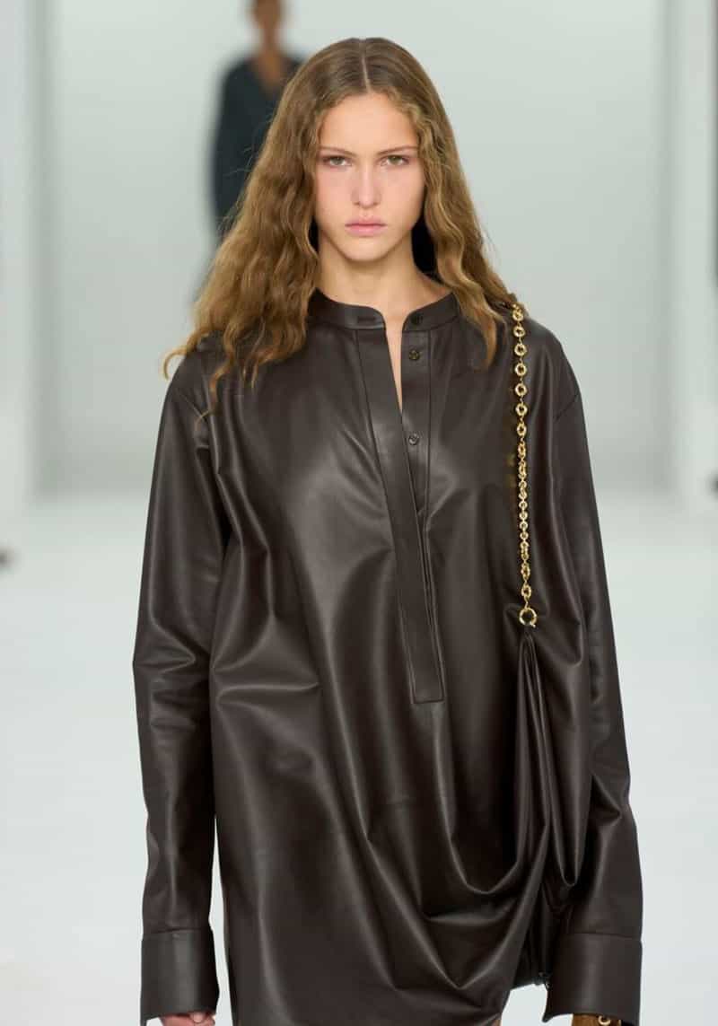 الجلد يكتسي بالبني الداكن