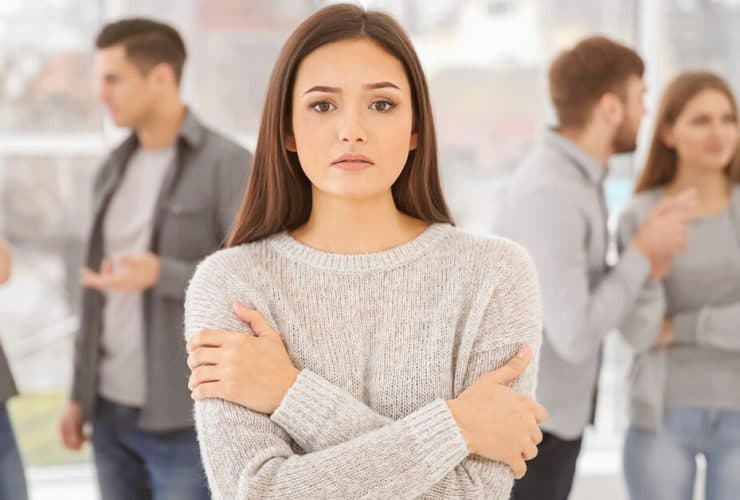 الرهاب الاجتماعي يبدأ من الطفولة والأسرة السبب الرئيسي (فيديو)