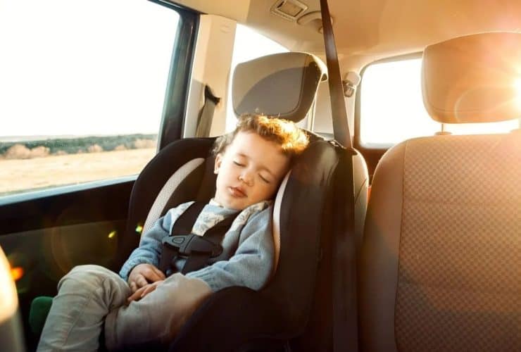 اليوم العالمي للطفل .. عقوبة ترك الطفل في السيارة بمفرده