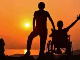 بيد واحدة.. المواطن علي الشطي يروي تجربته في تحدي الإعاقة وإبداعه بصناعة السفن 