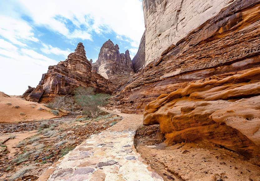 جبل عكمة.. تاريخ عريق يجذب الباحثين عن التراث 