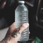 زجاجة مياه ملوثة