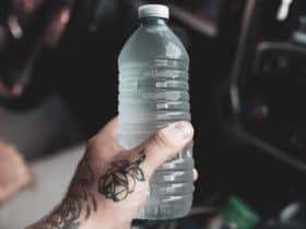 زجاجة مياه ملوثة