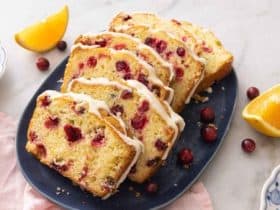 حلوىات الشتاء الدافئة .. كيك التوت البري بالبرتقال (فيديو)