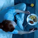 هل السهر يسبب زيادة الوزن؟ .. «استشاري» يوضح