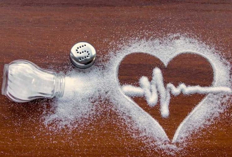 هل تقليل الملح يقلل ضغط الدم؟ .. «استشاري» يجيب
