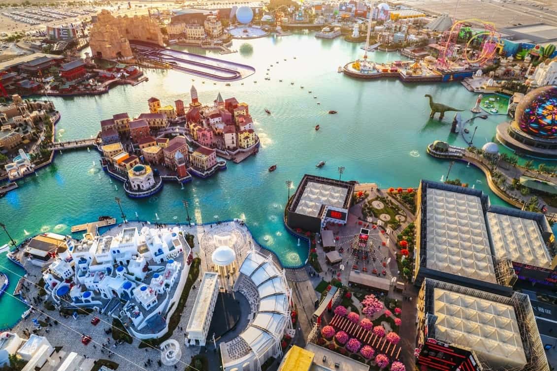 الأسواق العائمة بمنطقة آسيا في بوليفارد وورلد .. أشهى المأكولات والعروض