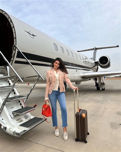 الفنانة ياسمين صبري بإطلالة جديدة وحقيبة سعرها مليون جنيه