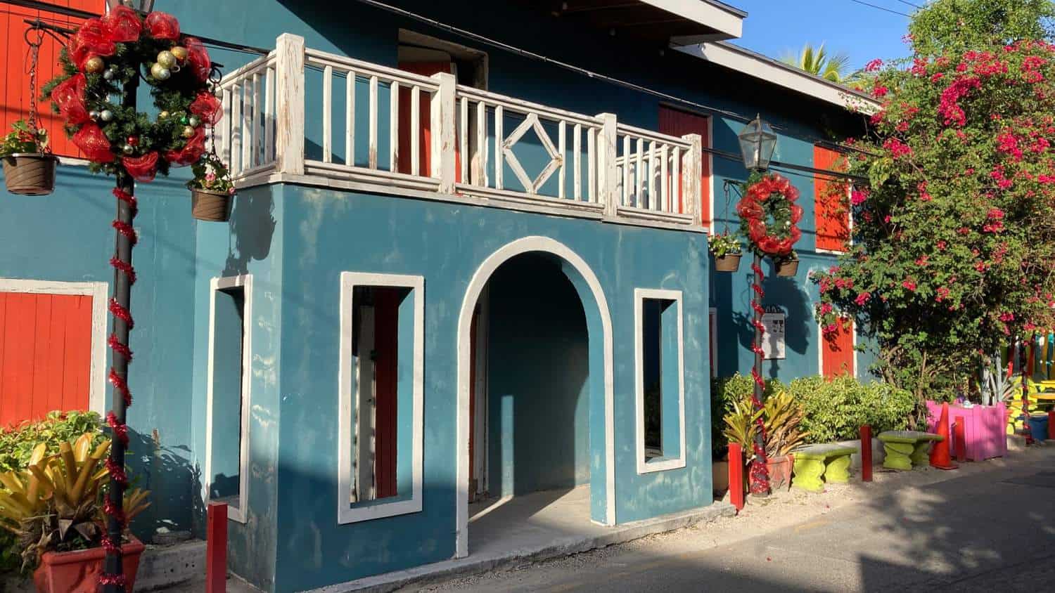 تشتهر جزيرة إكسوما في جزر البهاما بجمالها الخلاب وطبيعتها الساحرة،