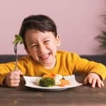 خدعة ذكية.. اجعلي طفلك يتناول المزيد من الخضار الصحي