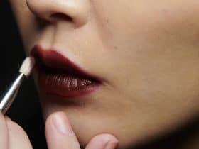 الشفاه تتألق بدرجات التوتي هذا الشتاء