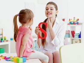 أسباب اضطرابات الكلام عند الأطفال .. أبرزها الجلوس مع العاملة المنزلية
