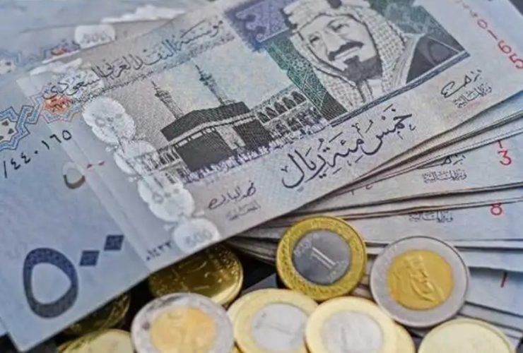 ما المبلغ المسموح بحمله للمسافر عند دخول أو الخروج من المملكة؟