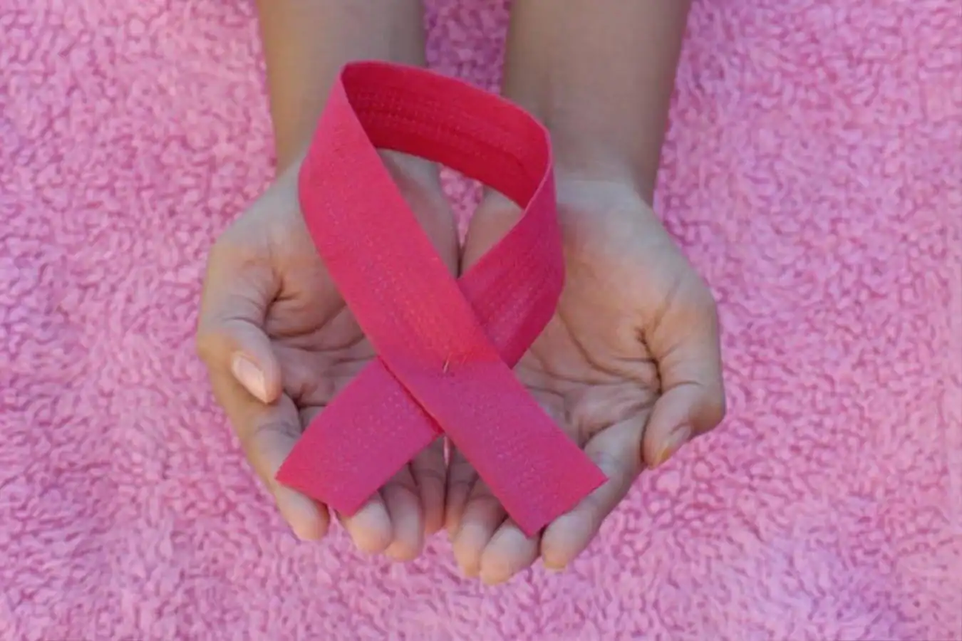 فتاة سعودية تحول معاناتها مع سرطان الثدي لقصة نجاح (فيديو)