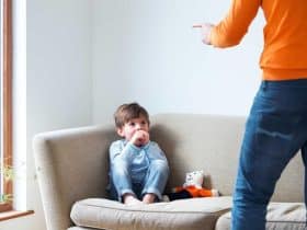 هل المقالب ضد الطفل تؤدي لفقدان النطق وضعف ثقته؟.. «استشارية» توضح