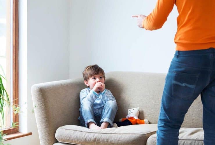 هل المقالب ضد الطفل تؤدي لفقدان النطق وضعف ثقته؟.. «استشارية» توضح