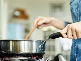 هل تسخين الطعام بشكل جزئي يضر الصحة؟.. «أخصائي» يحذر