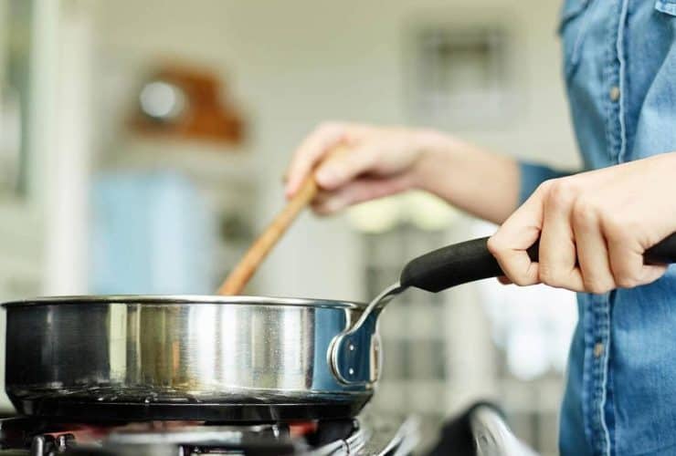 هل تسخين الطعام بشكل جزئي يضر الصحة؟.. «أخصائي» يحذر