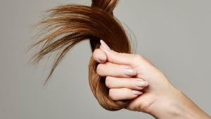 أسباب تساقط الشعر.. 6 عادات سيئة