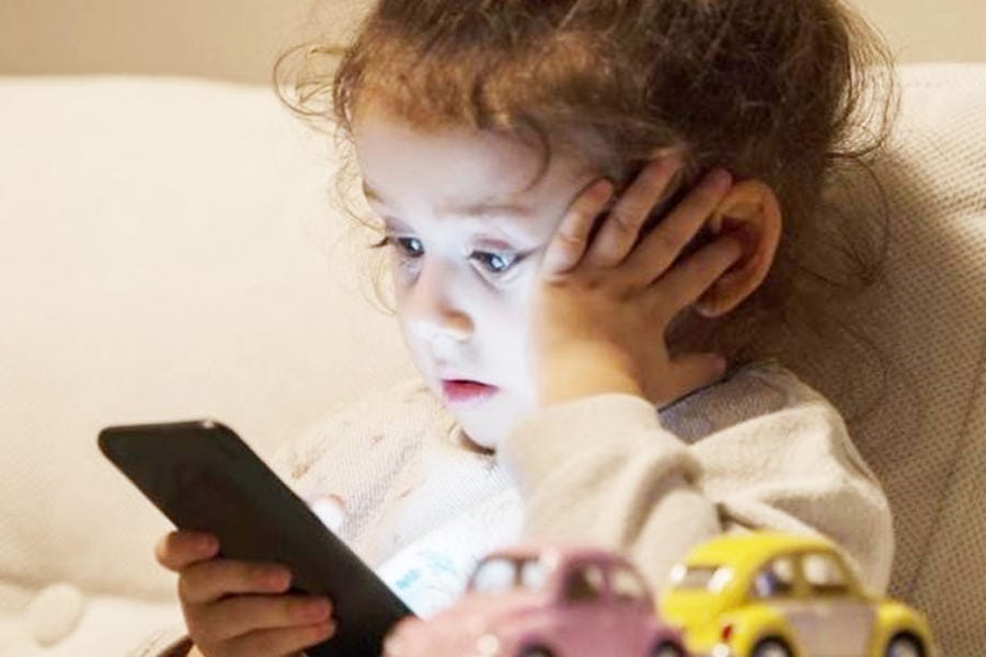 كيفية تعليم الطفل آداب استخدام الهاتف