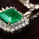 ما هو الإجراء للسفر بقطعة مجوهرات لعرضها في مزاد؟